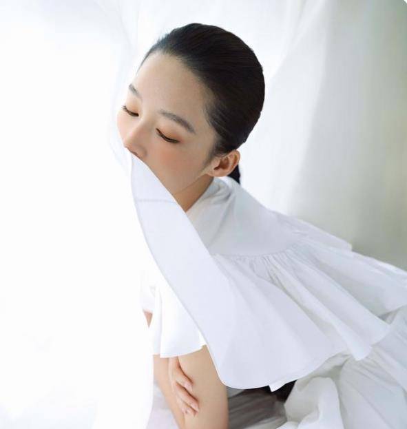脸颊|李沁最新时尚大片曝光，气质灵动羡煞一众女星