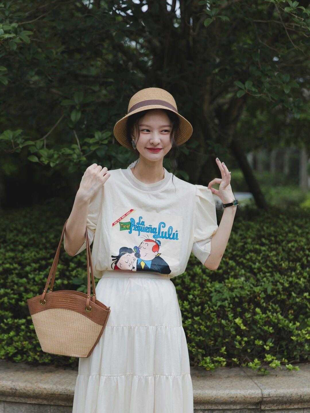 条纹|早秋，T恤的“高级穿法”是这样的，配半身裙温柔优雅，清爽舒适