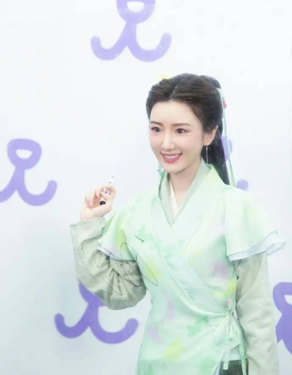 漂亮|毛晓彤分手后活得更漂亮了,穿上古装甜美又俏皮,一点也不像33岁