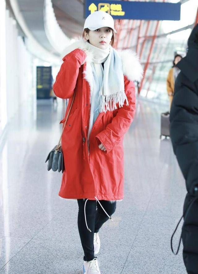 进行|杨紫真的太会穿了!身穿红色长款羽绒服保暖舒适,显白洋气好时髦