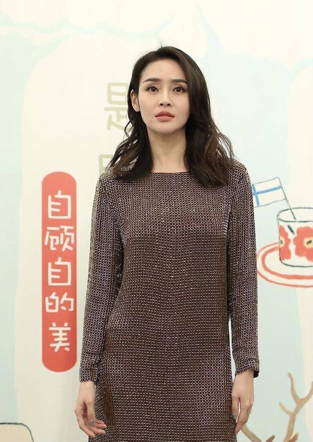 设计|于明加真厉害，穿一袭连衣裙亮相，让她魅力大增，美出了新高度