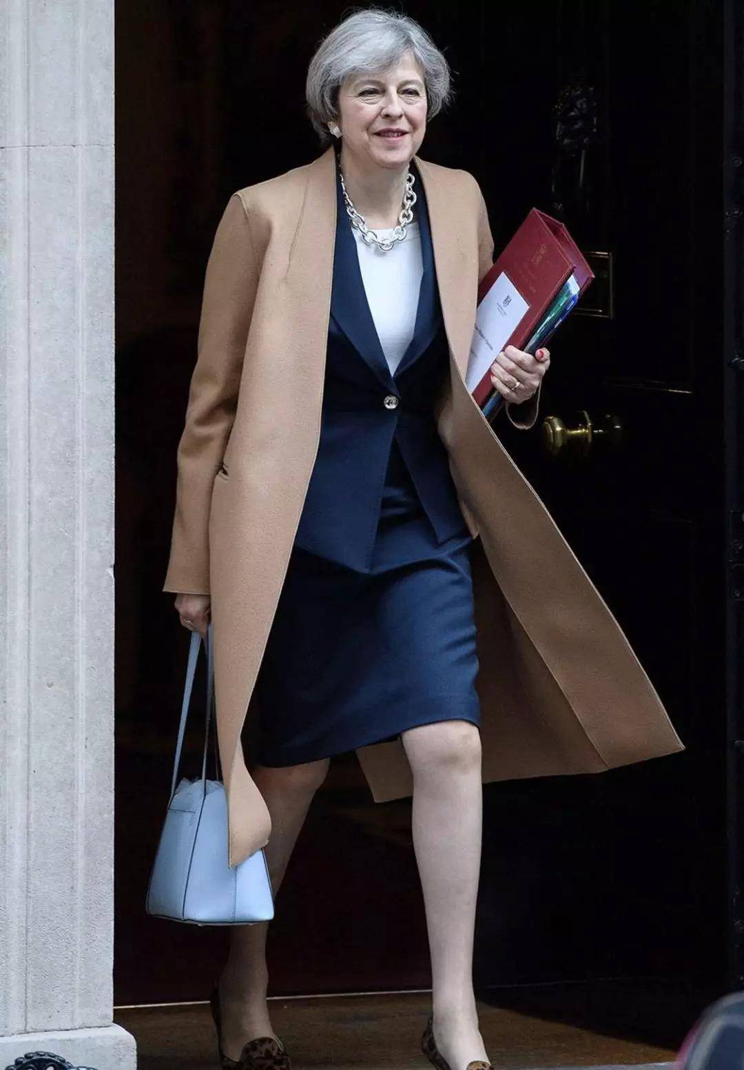 Bennett|穿着豹纹当首相，就算60岁也要画最美的妆，穿最美的衣服