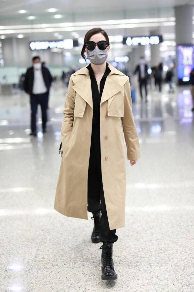 显示|佘诗曼的气质感一般人学不来，卡其色大衣端庄稳重，简约优雅