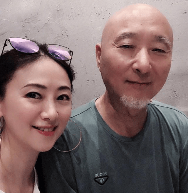 显得|翁虹跟张晨光陈佩斯合影，52岁的确不显老，就是眼纹有点多！