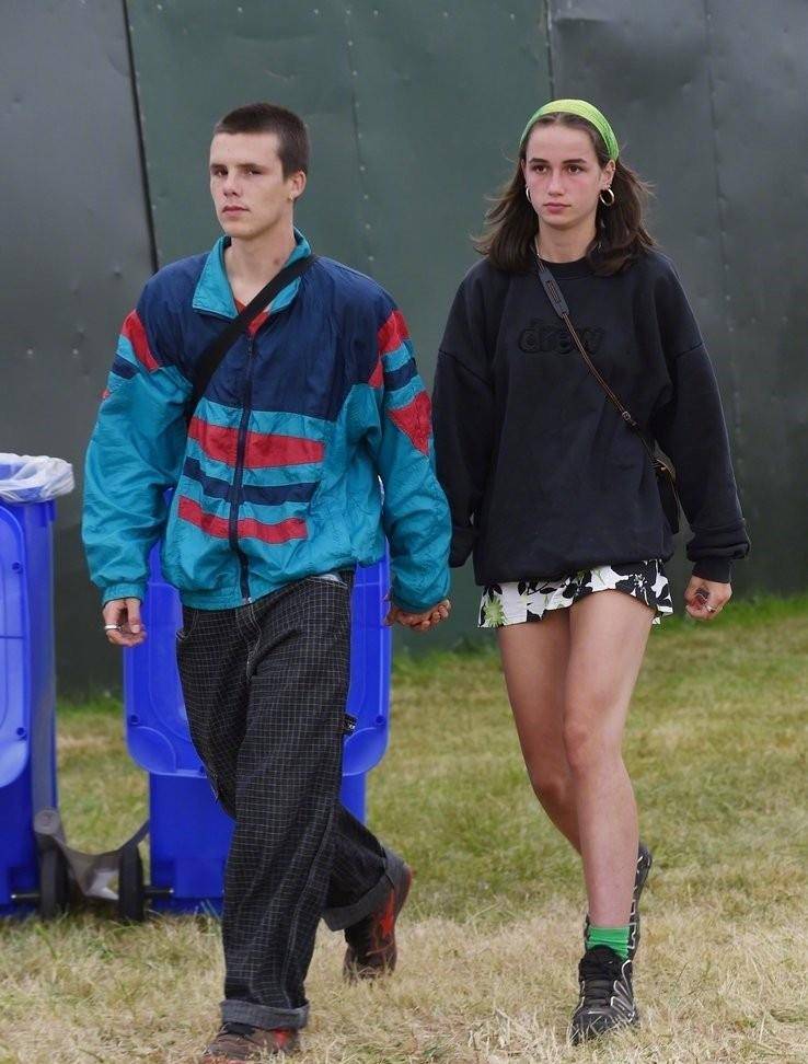 女友|贝克汉姆小儿子眼光不错，找的女友颜值好身材棒，穿卫衣长腿抢镜