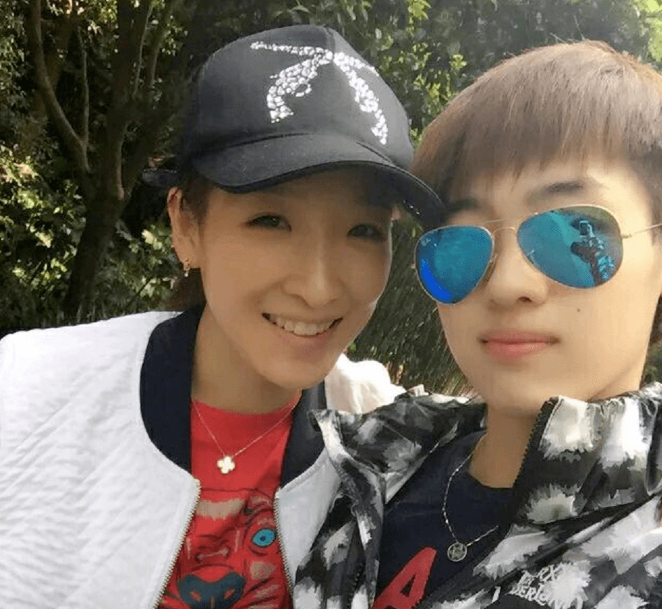 标杆|体育圈时尚标杆！樊振东现身机场行头穿搭超10万，酷爱高奢单品