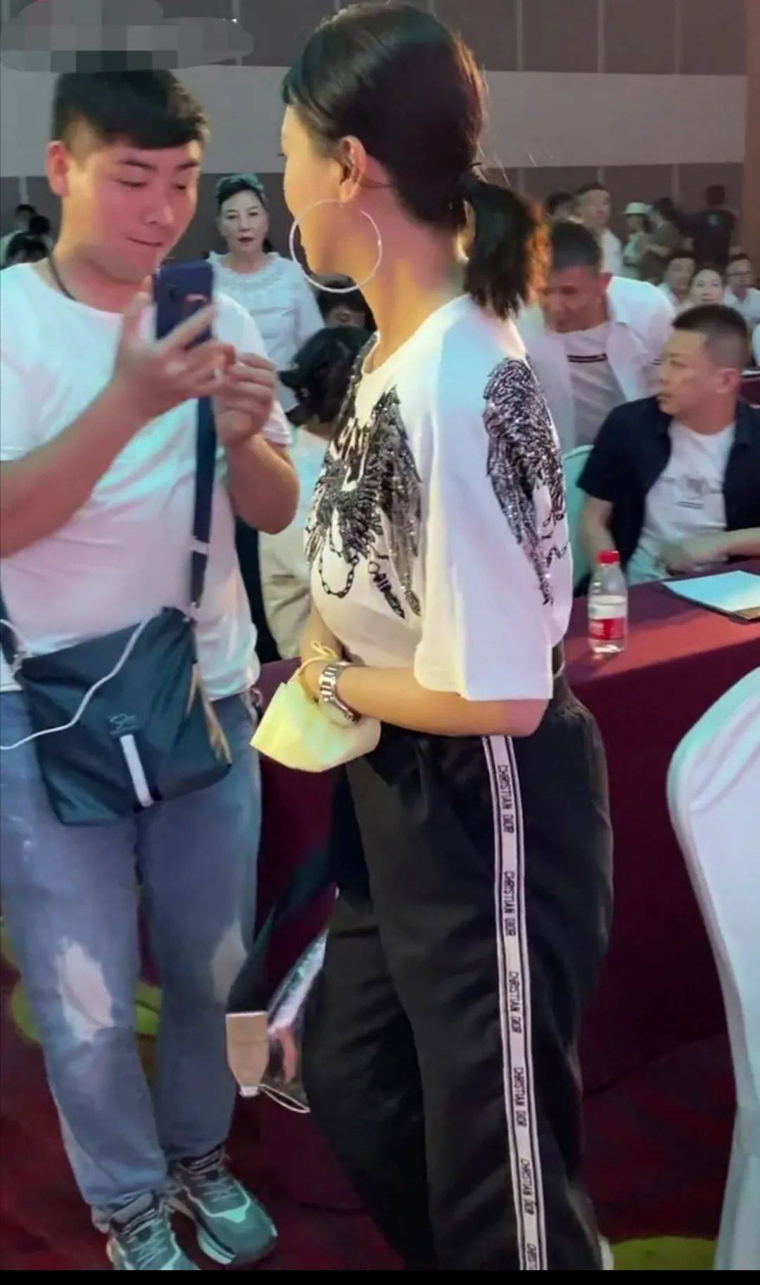 显得|翁虹跟张晨光陈佩斯合影，52岁的确不显老，就是眼纹有点多！