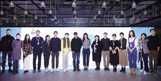 衣品和|郝蕾这次逆袭了,43岁穿大白裙入职当老师,座谈会侃侃而谈超严肃