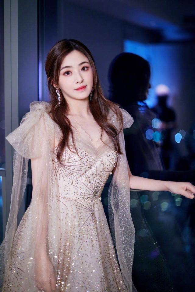 黑色|张含韵真的甜到骨子里了，穿一袭薄纱连衣裙优雅温柔，高贵精致