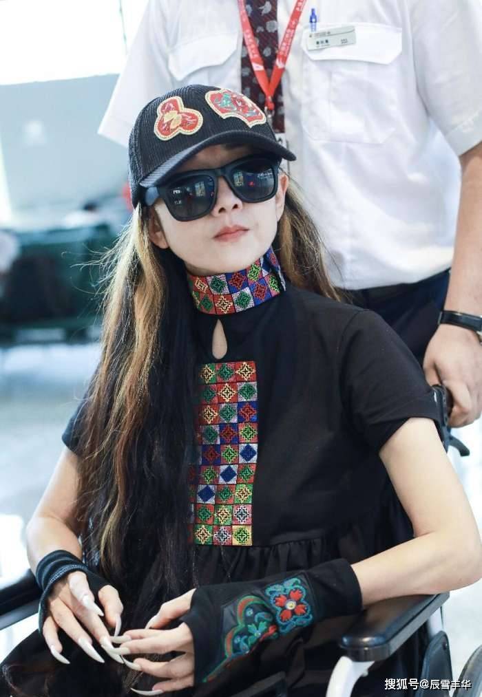 杨丽萍|学杨丽萍穿“民族风”服饰，全白造型干净、清爽却不单调，好漂亮