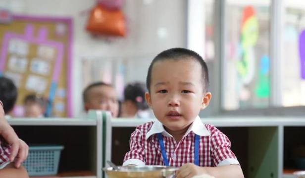 家长|“慢半拍”宝宝上幼儿园，第一天不哭第二天哭，如何适应幼儿园？