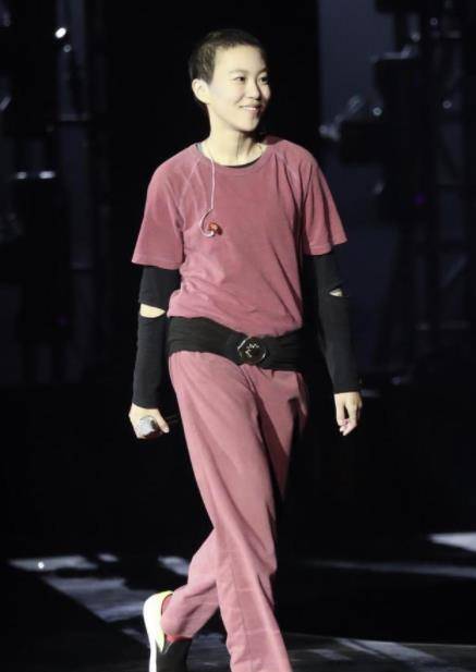 色彩|窦靖童像极了妈妈王菲，穿简单T恤配牛仔裤，洒脱又个性十足