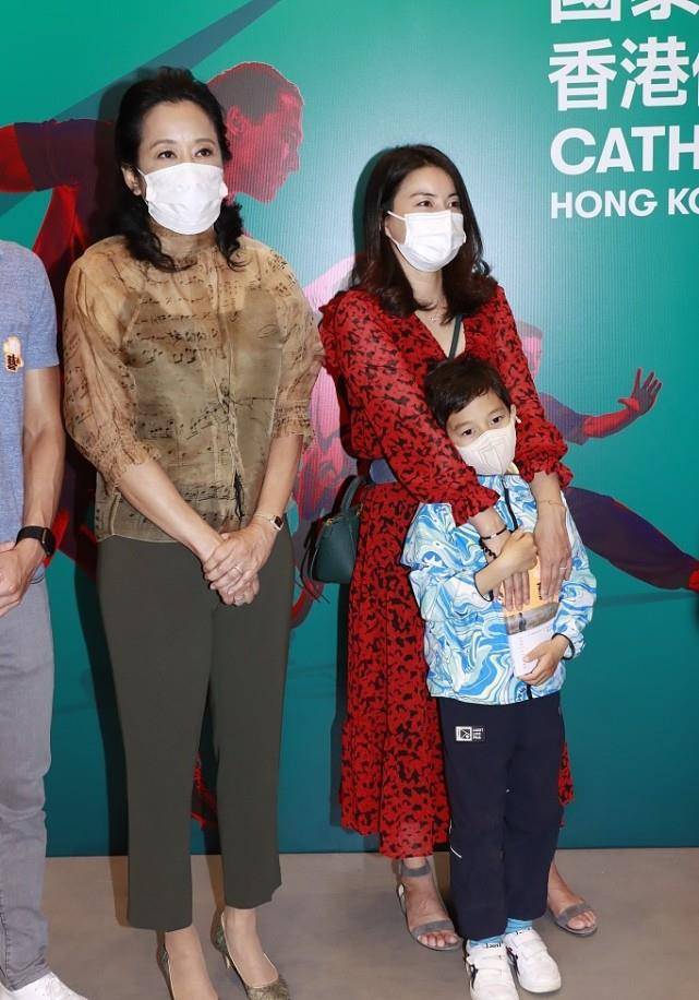 魅力|郭晶晶与婆婆站在一起时，感觉还挺开心的，戴着口罩也挡不住幸福