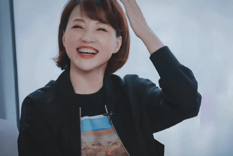 黑衣|没想到董卿也能有“小甜妹”的样子,穿黑衣都年轻,笑起来太可爱