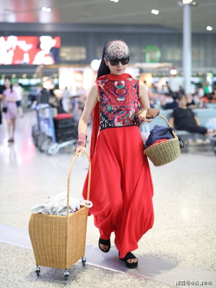 杨丽萍|学杨丽萍穿“民族风”服饰，全白造型干净、清爽却不单调，好漂亮