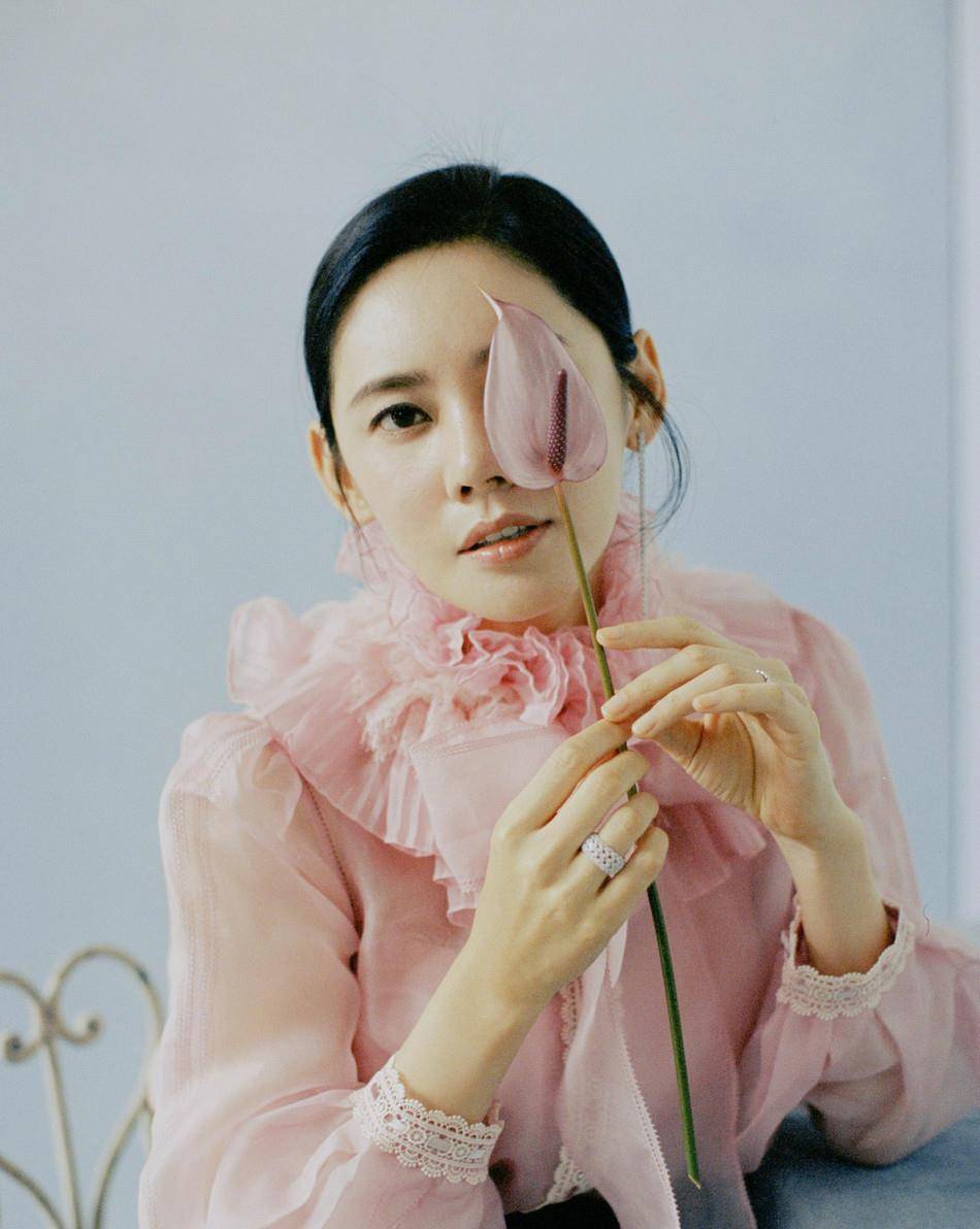 波浪|秋瓷炫不再穿“品如”衣服，改穿时髦粉色纱衣，波浪卷发不像40岁