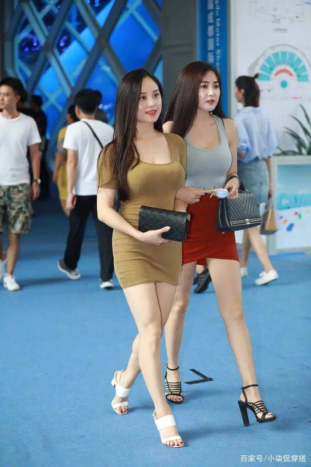 分析|今秋连衣裙pk喇叭裤，不同穿搭营造别样之美，你会作何选择？