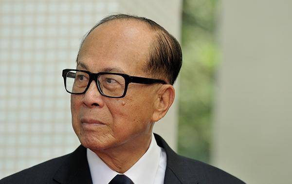 14岁辍学去茶楼打工,30岁就年收租1千万了,如今成隐形世界首富_李嘉诚