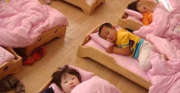 同学|“贪睡宝宝”午睡赖床，老师同学轮番上阵叫起床，网友：有排面