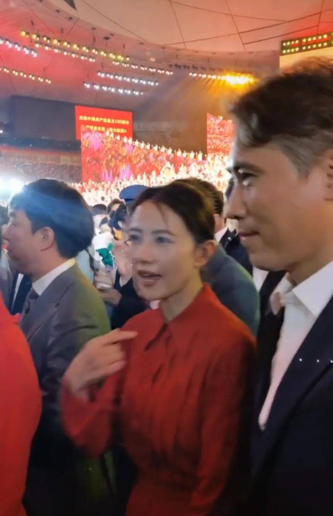 显得|偶遇高圆圆夫妇逛街，穿一身工装身材五五分，胯宽臀型好大！