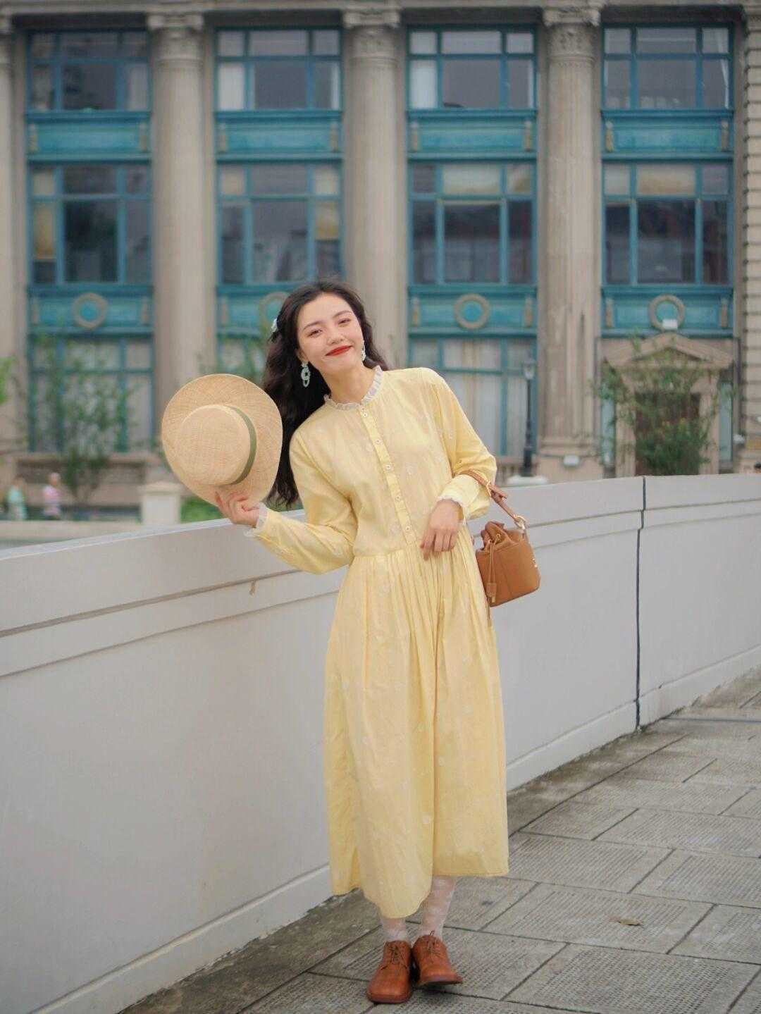 身材|“腿胖”的女生可以尝试这样穿，衬衫搭配半身裙，修身又洋气