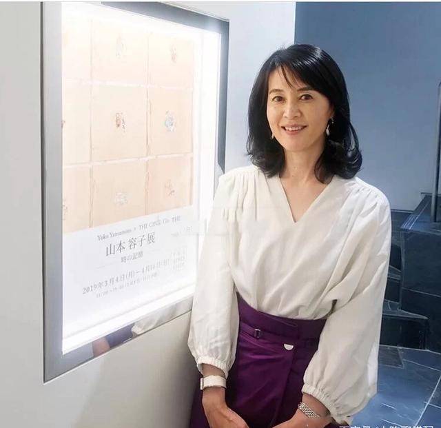 黑色|40-50+女性穿搭推荐:针织衫+长裙,简单自然凸显女性品味美极了