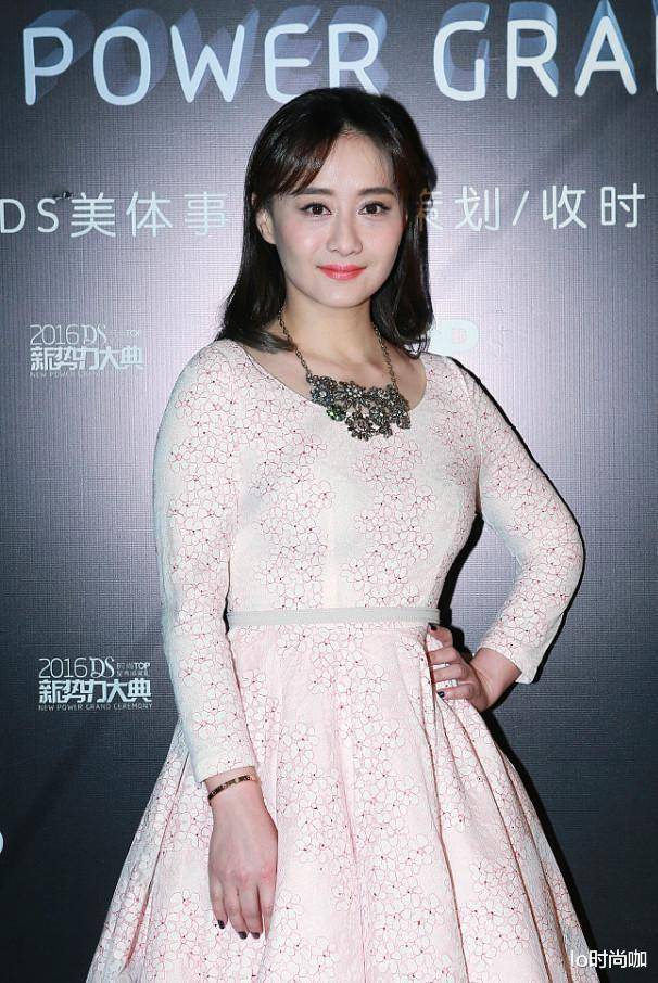 时装|“琼瑶女星”陈德容气质真好,一身白裙清爽优雅,身材发福也有范