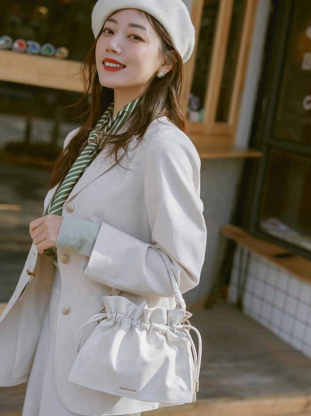 感觉|“西装外套+牛仔裤”这样穿，内搭衬衫简约又洋气，很适合小个子