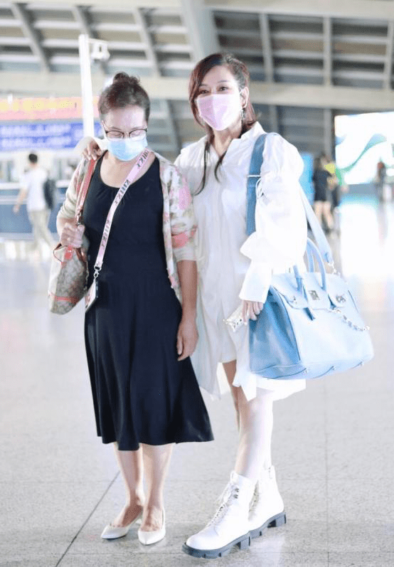 卫衣|陈松伶一家人现身机场，穿搭休闲轻松，气质真的很随和