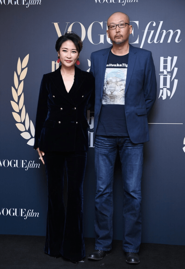 感觉|管虎生活中太低调了，走在机场穿搭就像普通人，完全不像大导演