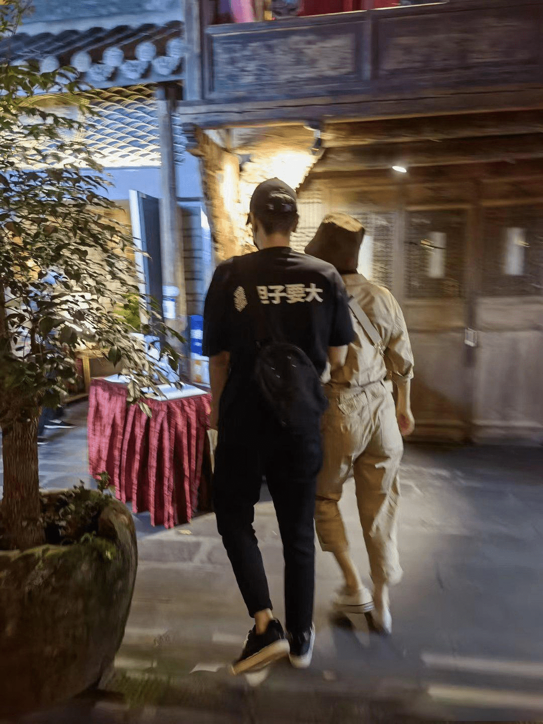 显得|偶遇高圆圆夫妇逛街，穿一身工装身材五五分，胯宽臀型好大！