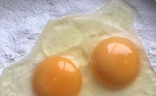 葱花|1碗面粉加2个鸡蛋，教你做“懒人”早餐饼，软嫩又劲道！