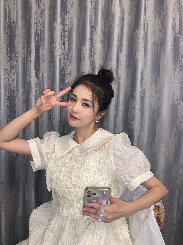 私下里|白鹿又发福利了！私下里穿“奶油裙”拍照，甜美可爱让人好心动