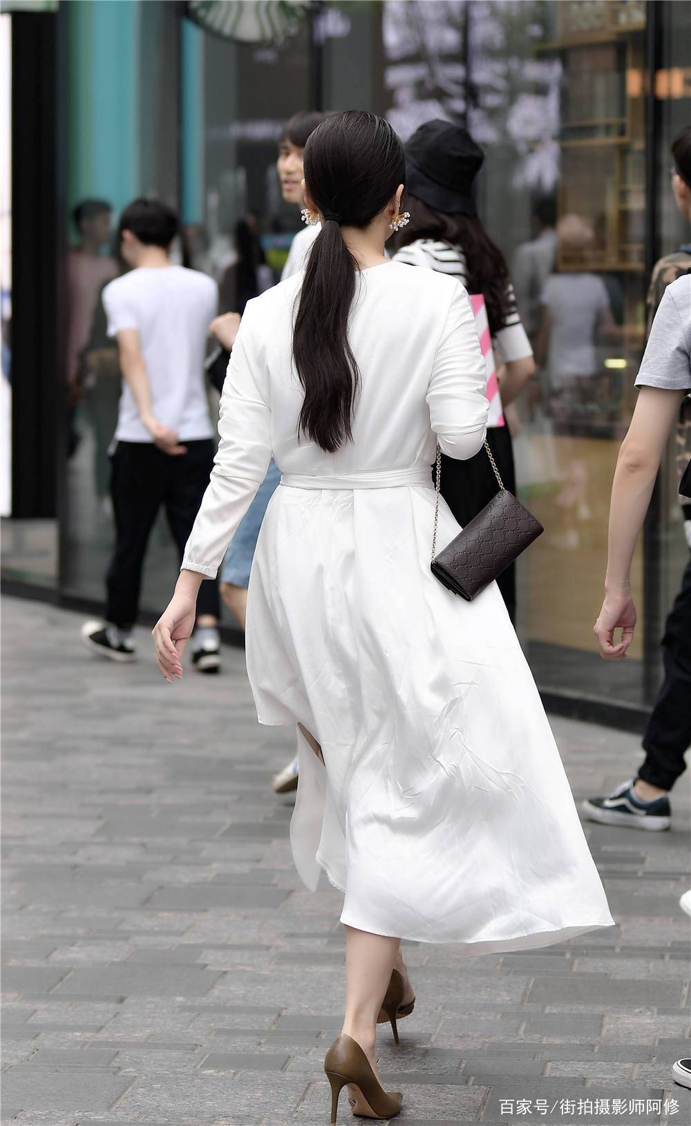 褐色|褐色尖头细跟鞋,搭配白色连衣长裙,穿出仙女风