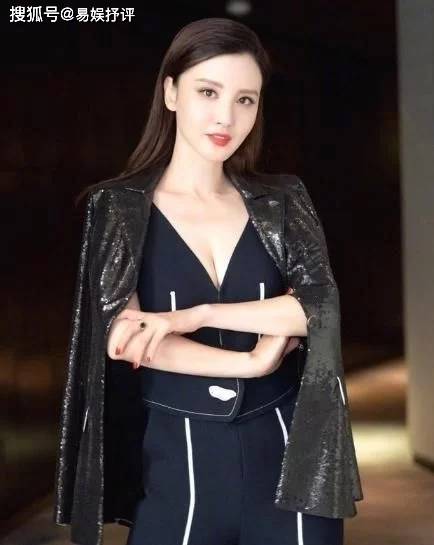 钢琴|颖儿气质惊艳美极了，38岁张萌够自信，穿“无痕裙”秀S曲线！
