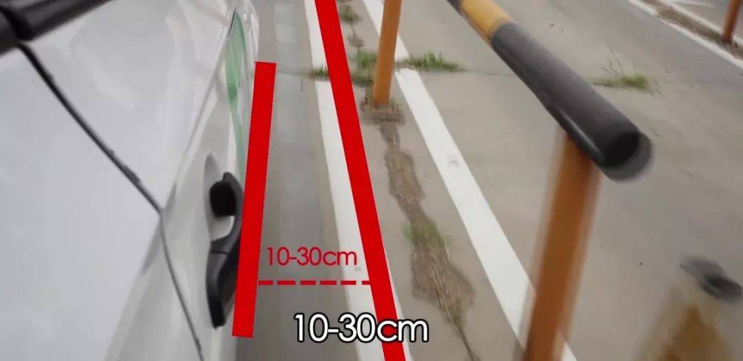 保持直行車身距離車道內側邊線10-30釐米方向盤對準路中心線掛一擋