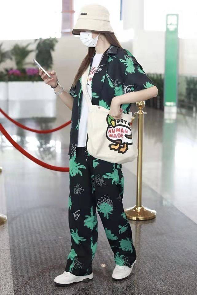 颜色|沈梦辰30多还像小姑娘，一身花睡衣走机场照样青春靓丽，好洋气
