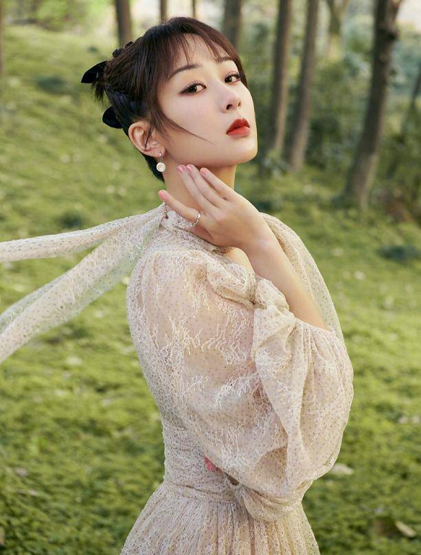 身材|杨紫真的太有“女神范”,一袭薄纱连衣裙飘逸灵动,精致温婉