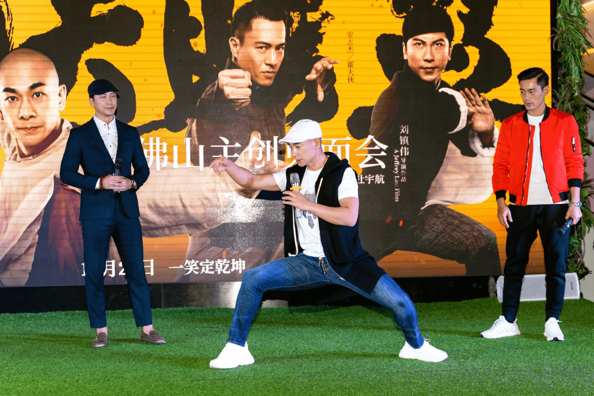黑色|“功夫明星”赵文卓，50岁身材还挺好，穿简约白T还挺时尚