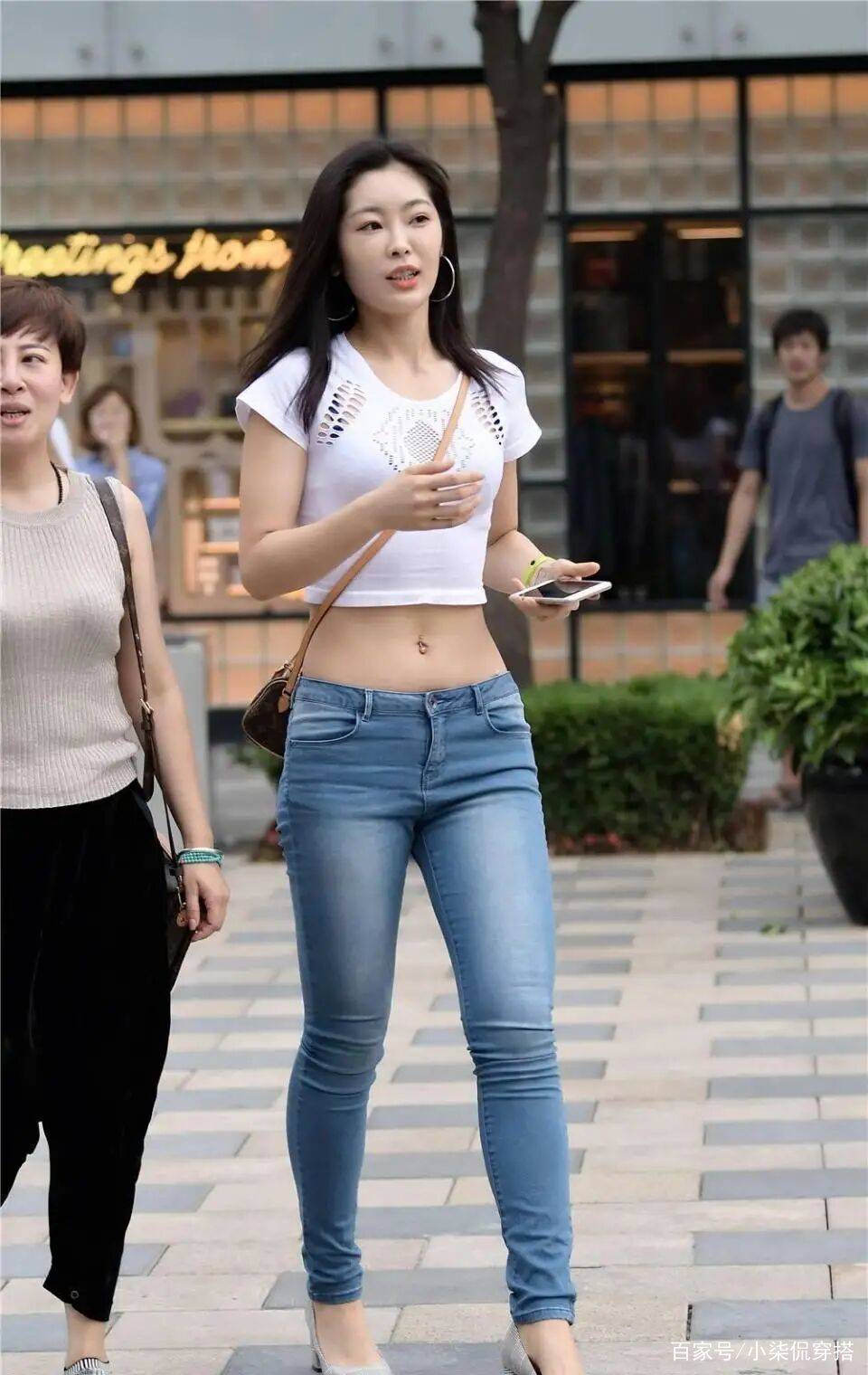 身材苗条|“小肚子”女性的痛点，低腰裤可遇而不可及，穿搭应从长远打算！