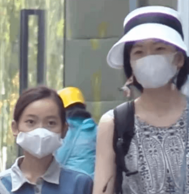 贵妇|韩寒一家三口亮相！娇妻贵妇穿搭超有范，女儿罕见露正脸美貌吸睛