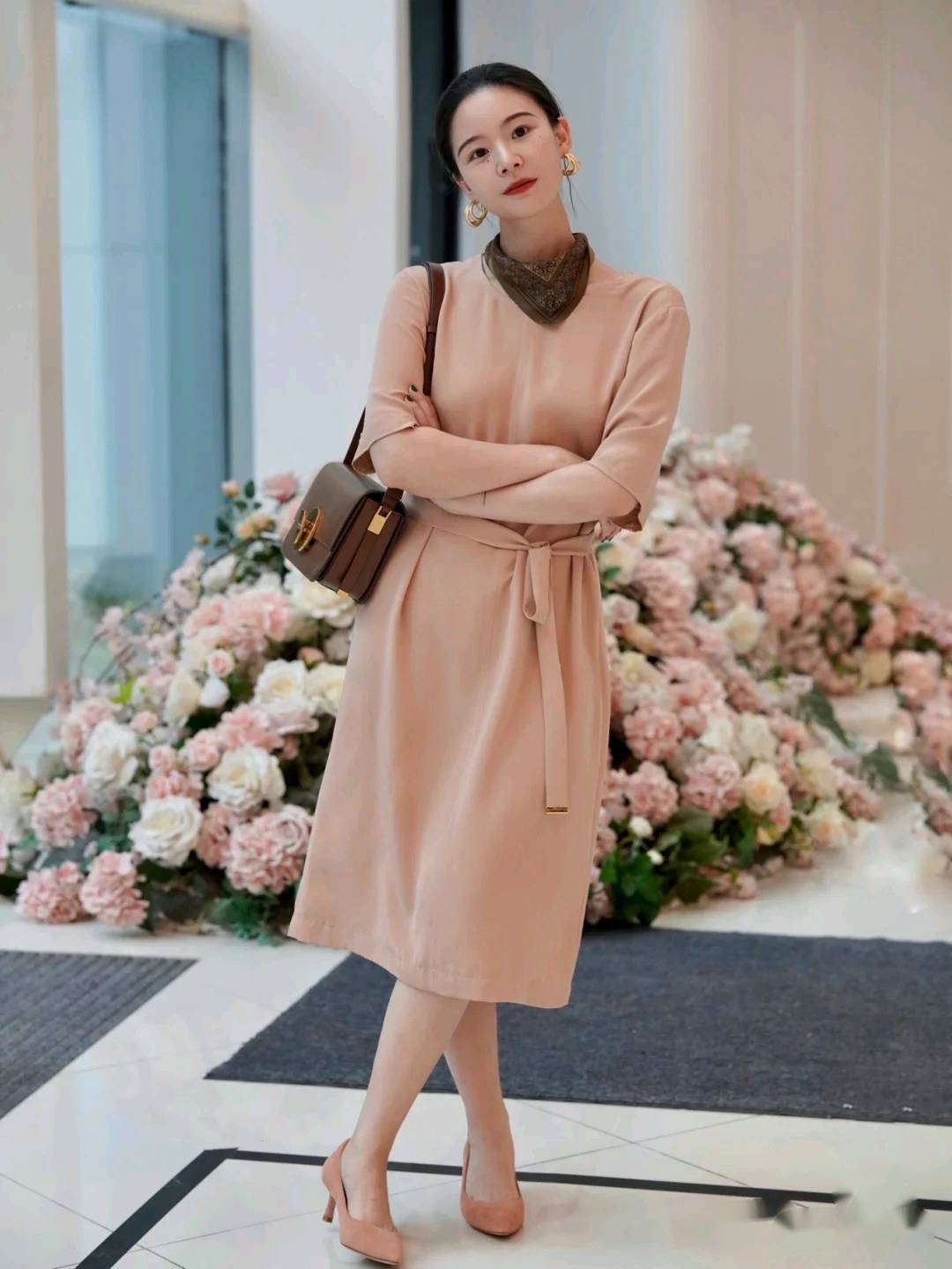 棕色|今秋火了一种风格，叫“温柔风”穿搭，时髦气质，充满高级感