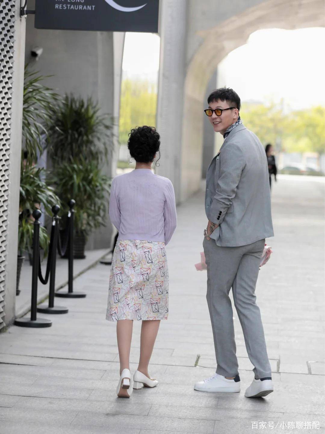 下装|懂穿的女人不显老！百用不厌的“焦点穿搭”，学会才更优雅气质