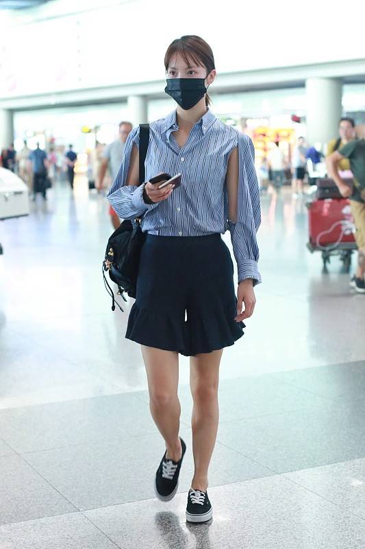 服装|金晨气势也很强，就算和蒋欣站一起，气场也不输，红色裙子挺高级