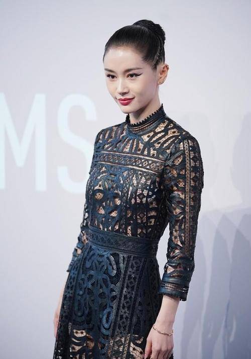女生|王子文恋爱后状态太赞，酒红色暗纹长裙都HOLD得住，气质冷峻动人