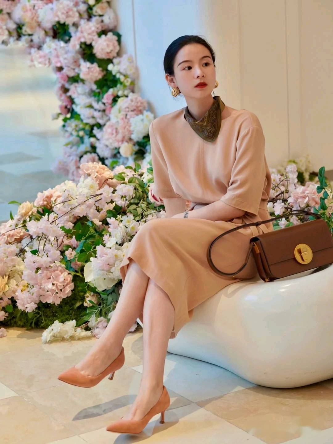 棕色|今秋火了一种风格，叫“温柔风”穿搭，时髦气质，充满高级感