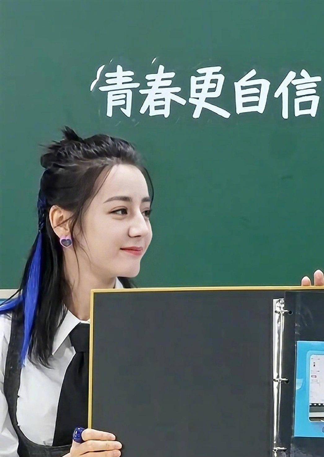 整体|迪丽热巴“蓝色挑染”太惊艳，女团风造型又甜又飒，就是有点显胖