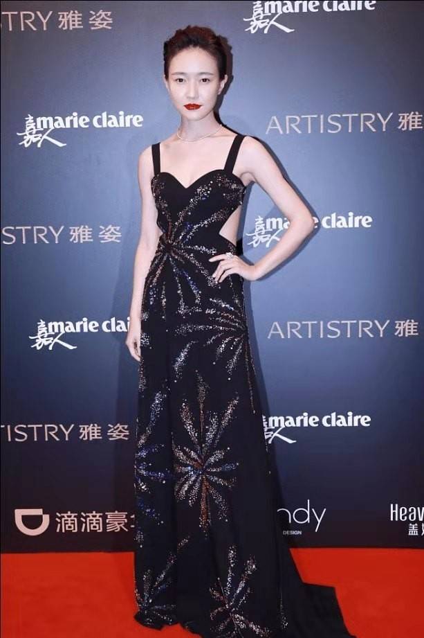 可媚|焦俊艳留短发好看又有辨识度，穿吊带配半身长裙，比例不输超模