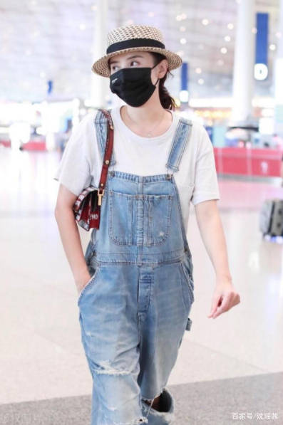 姐妹|宋佳穿搭太会“装嫩”了,用白T恤搭配破洞牛仔裤,就像17岁少女