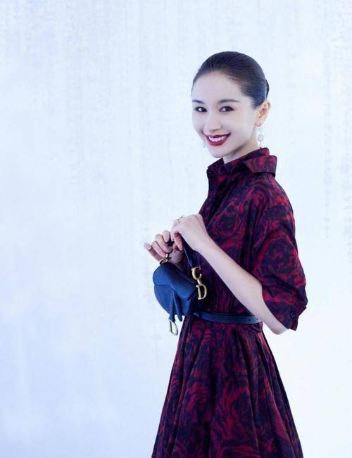 女生|王子文恋爱后状态太赞，酒红色暗纹长裙都HOLD得住，气质冷峻动人